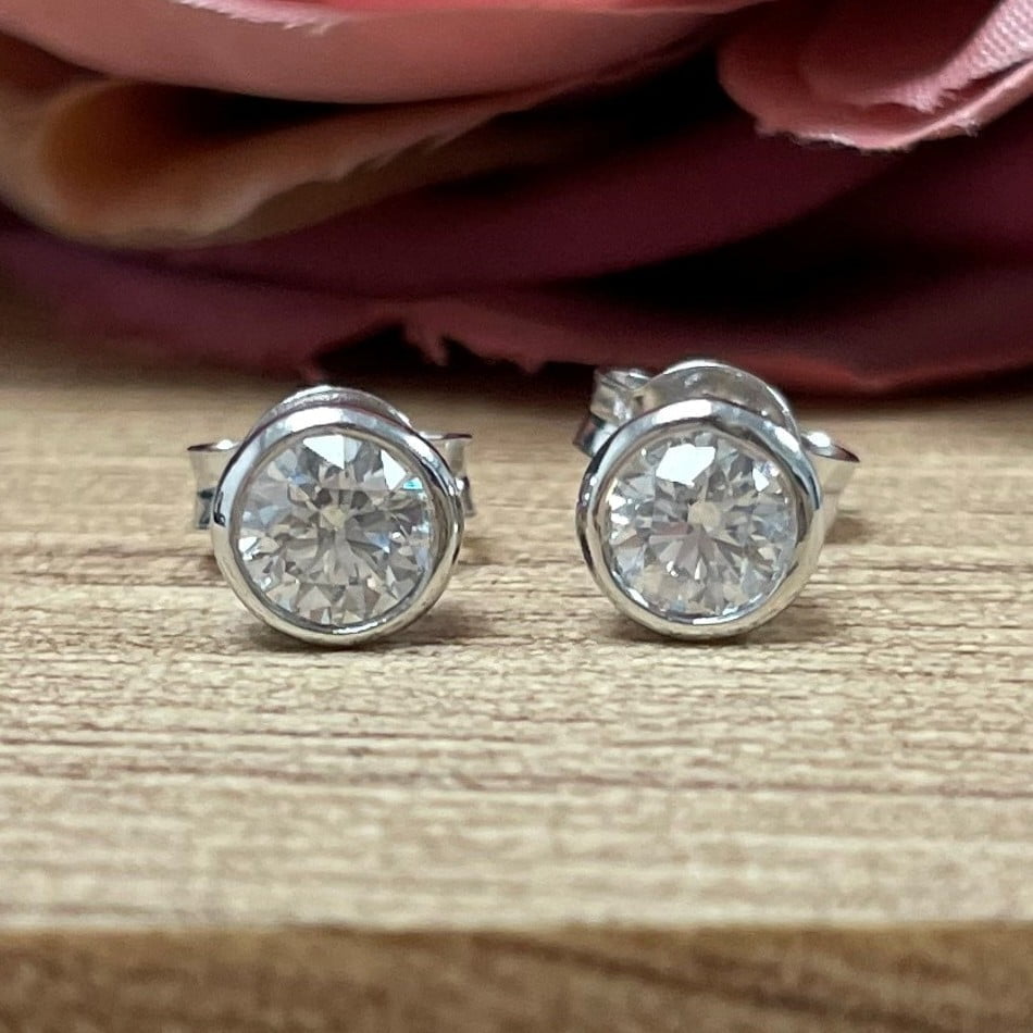 18ct White Gold Round Diamond Stud Earrings