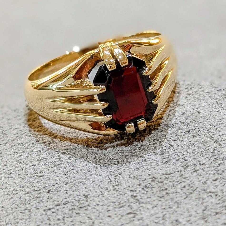 Pre-Owned 9ct Yellow Gold Garnet Ring