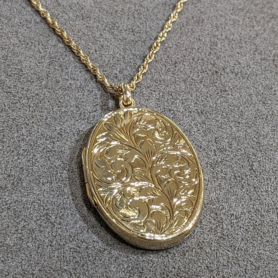 Pre-Owned 9ct Yellow Gold Floral Design Locket