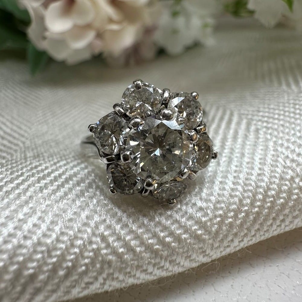 Pre-Owned 18ct White Gold Diamond Cluster Ring