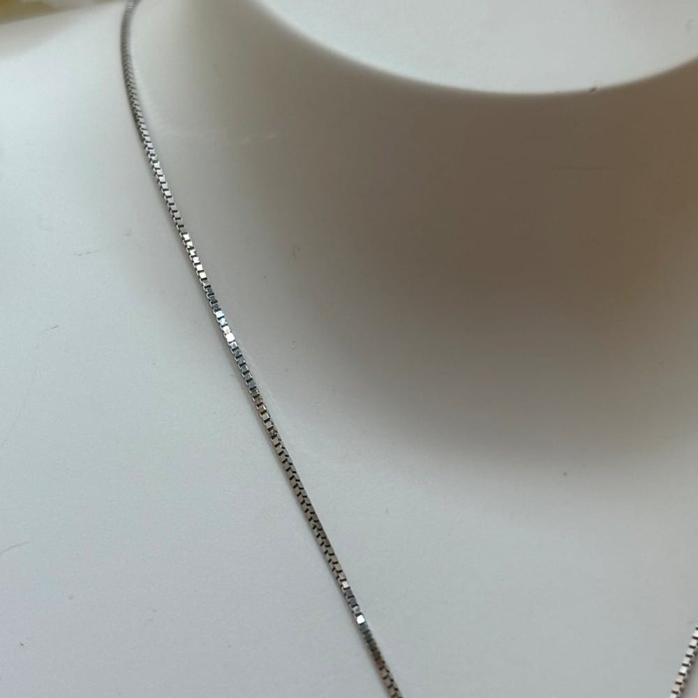 Pre-owned Sapphire and 14ct White Gold Clover Pendant - Image 3