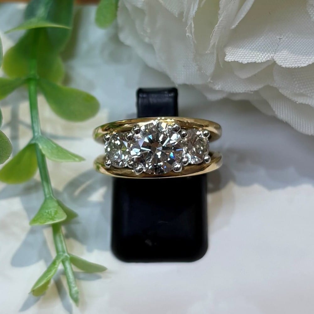 Pre-owned Three Stone Diamond 18ct Gold Ring